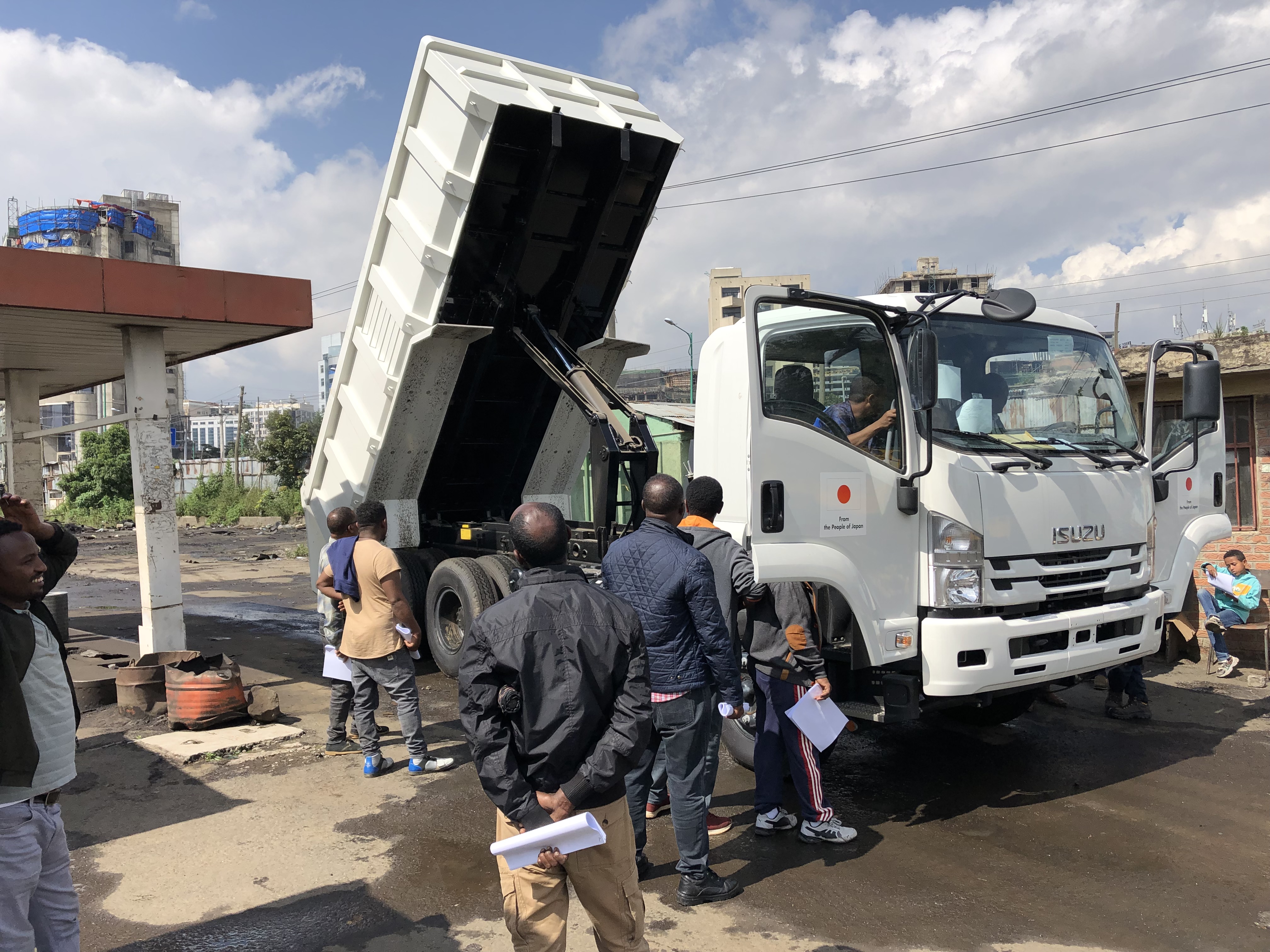 エチオピア向け「道路維持管理機材」を供与　トラック等の納入