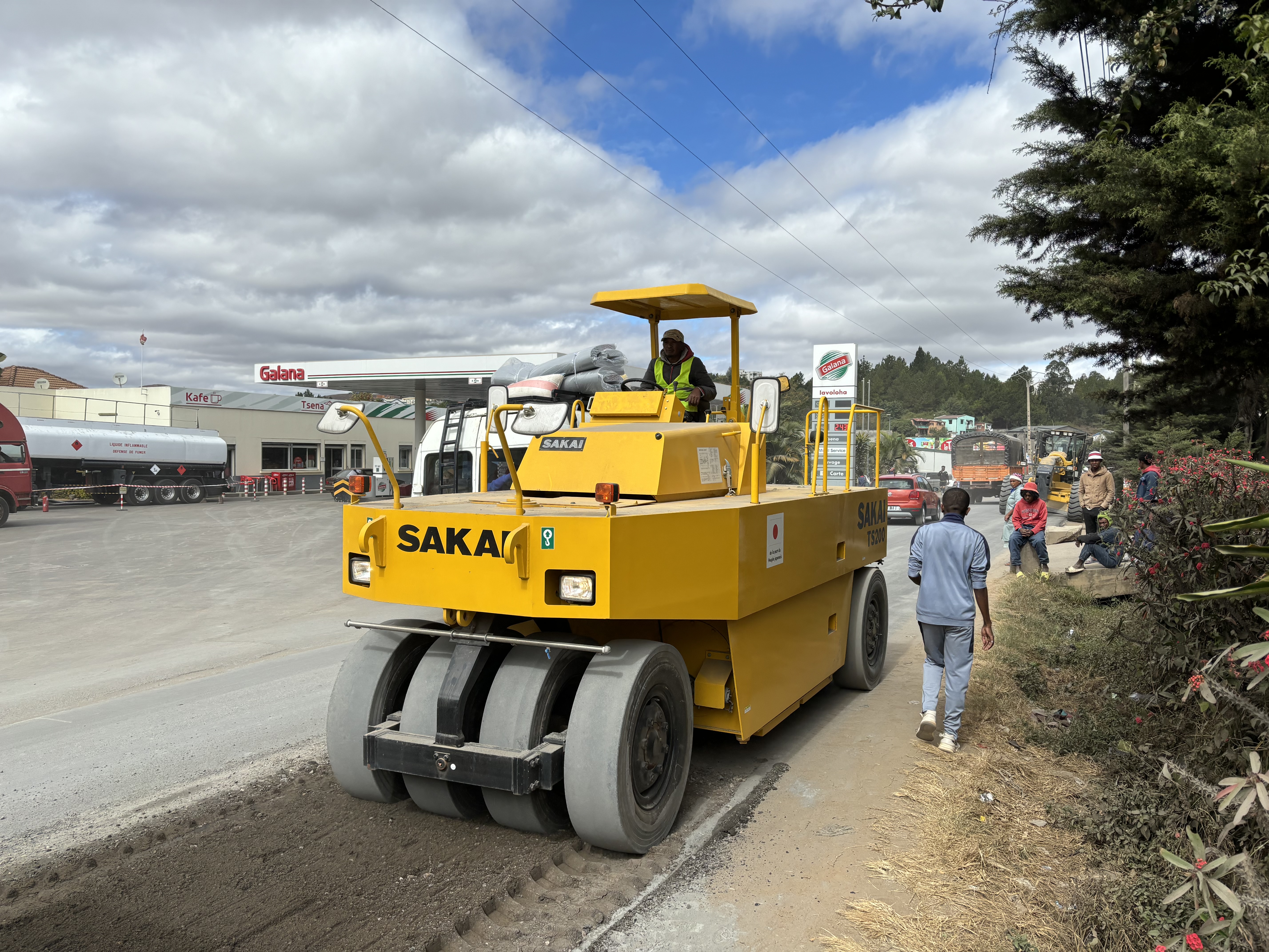 マダガスカル向け「道路整備機材」を供与